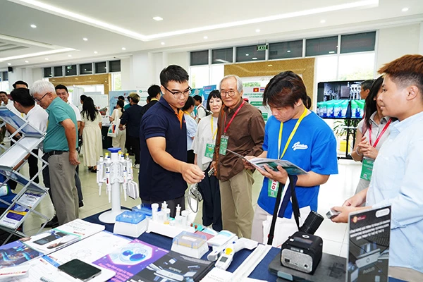 Triển lãm khoa học công nghệ về sinh học trong khuôn khổ hội nghị.