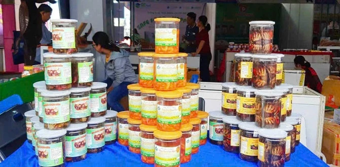 4- Gian hàng sản phẩm OCOP trưng bày ba khía muối