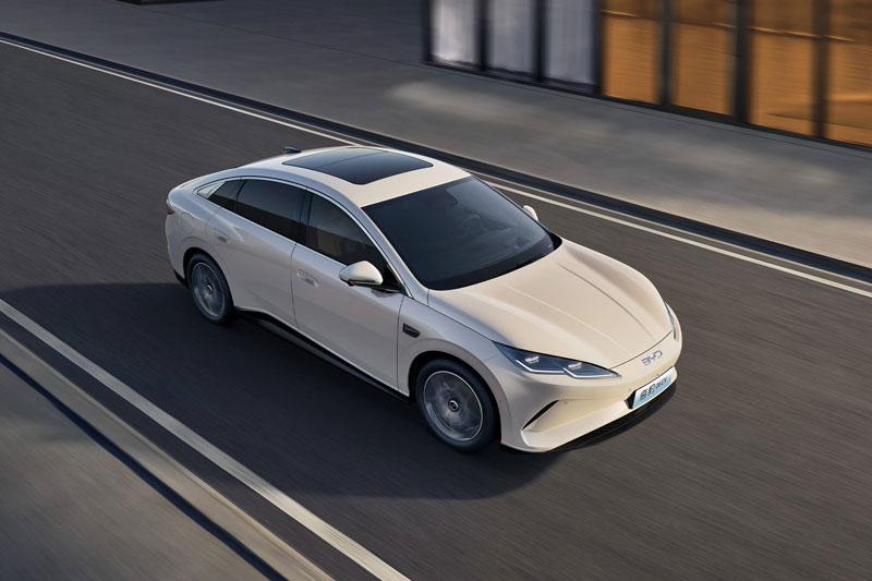 Xe sedan dài gần 4,9 mét, mạnh 326 mã lực, giá chưa tới 400 triệu đồng