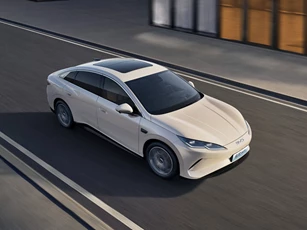 Xe sedan dài gần 4,9 mét, mạnh 326 mã lực, giá chưa tới 400 triệu đồng