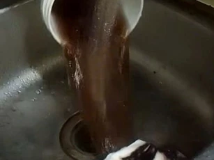 Nước sinh hoạt đổi màu, chính quyền yêu cầu doanh nghiệp kiểm tra