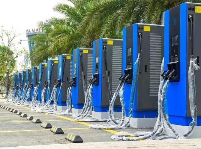 Khẩn trương đưa trạm sạc vào các điểm dừng trên cao tốc. Khẩn trương đưa trạm sạc vào các điểm dừng trên cao tốc.
