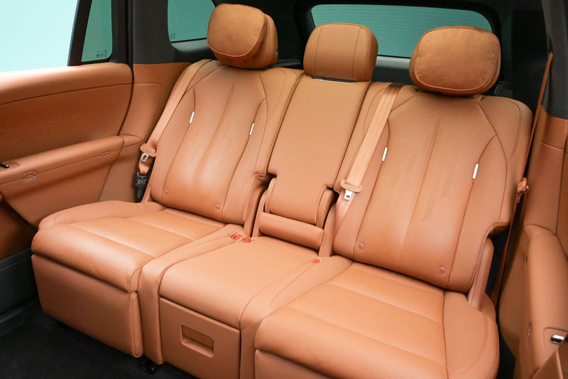 SUV dài hơn 5,1 mét, công suất 577 mã lực, nội thất sang chảnh, giá hơn 1 tỷ đồng
