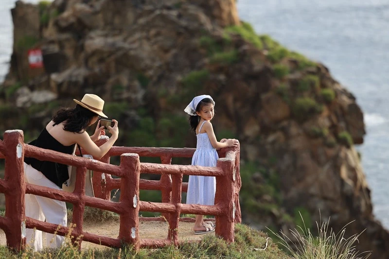 Eo Gió sở hữu góc view ngoạn mục với một bên là vách núi đá sừng sững, một bên là sóng biển rì rào. Đứng trên con đường đi bộ ôm trọn bờ biển vào lúc rạng đông hay chiều tà, giơ máy lên ở bất kỳ góc nào bạn cũng sẽ có ngay bức ảnh đẹp như tranh vẽ. (Ảnh: Tuấn Đỗ) Eo Gió sở hữu góc view ngoạn mục với một bên là vách núi đá sừng sững, một bên là sóng biển rì rào. Đứng trên con đường đi bộ ôm trọn bờ biển vào lúc rạng đông hay chiều tà, giơ máy lên ở bất kỳ góc nào bạn cũng sẽ có ngay bức ảnh đẹp như tranh vẽ. (Ảnh: Tuấn Đỗ)
