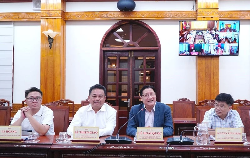 PGS.TS Lê Hoài Quốc (giữa) và các doanh nghiệp, nhà đầu tư đề xuất nghiên cứu, triển khai các dự án khu, cụm công nghiệp công nghệ cao tại tỉnh.
