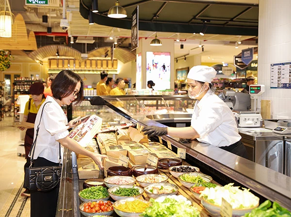 Đến nay, Mena Gourmet đã đưa vào hoạt động 6 cửa hàng tại TP Hồ Chí Minh, với đội ngũ hơn 400 nhân sự. 