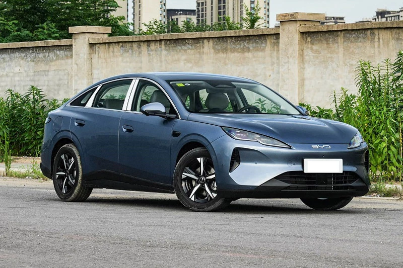 Xe sedan dài gần 4,9 mét, mạnh 326 mã lực, giá chưa tới 400 triệu đồng