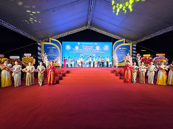 Thực hiện nghi thức khai mạc Hội chợ quốc tế EWEC Đà Nẵng 2026.