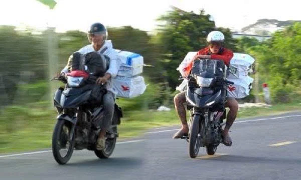 Ảnh 1: Tại tỉnh An Giang hình ảnh nhóm xe gắn máy chở thuốc lá lậu chạy trên đường đã “sạch bóng” = Ảnh: internet
