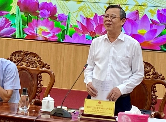 Ảnh 3- Ông Trương Cảnh Tuyên - Chủ tịch UBND TP Cần Thơ phát biểu kết luận phiên họp.