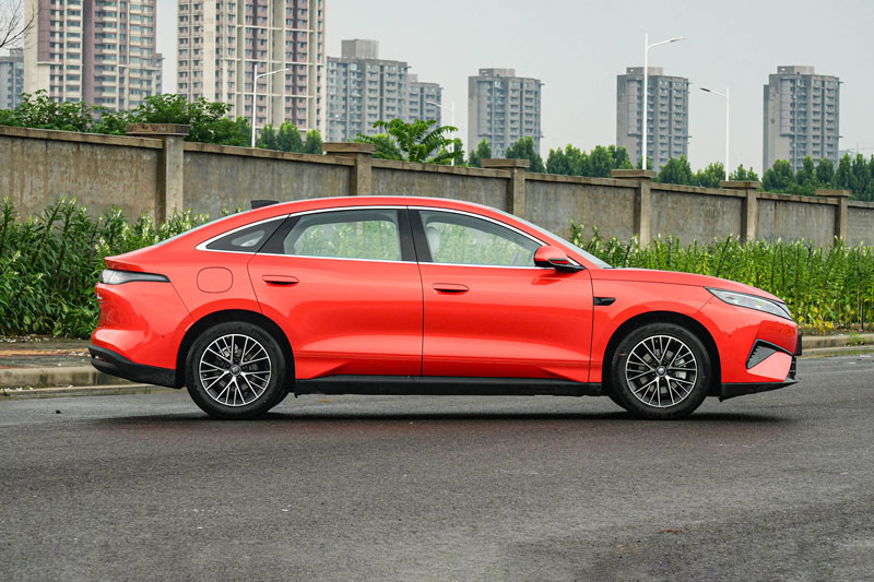 Xe sedan hạng D mạnh 322 mã lực, tiêu thụ 2,59 lít xăng/100 km, giá chưa tới 400 triệu đồng