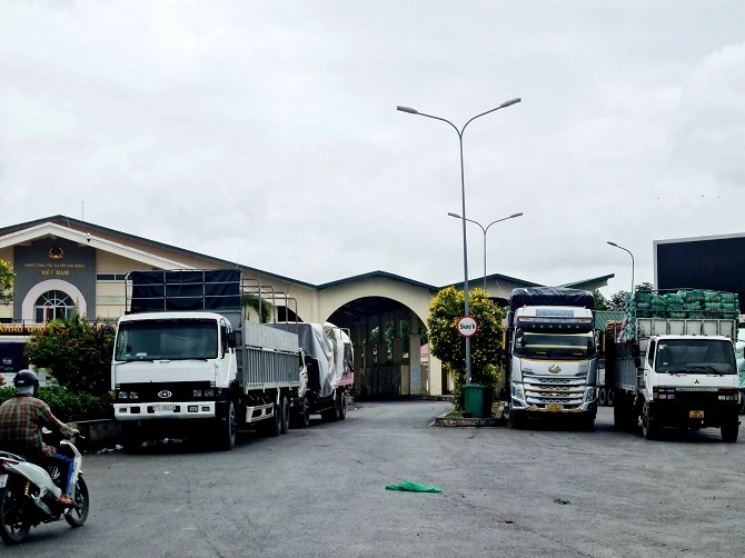 Ảnh 3: Cửa khẩu quốc tế Tịnh Biên, phường Tịnh Biên, tỉnh An Giang) vẫn tấp nập với hàng trăm lượt xe tải chở hang hóa qua lại biên giới- Ảnh Tô Văn