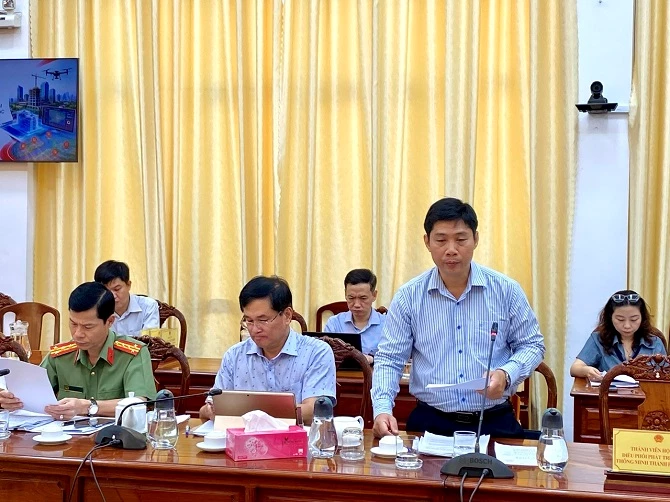 Ảnh 1- Đại diện Sở Xây dựng báo cáo tiến độ thực hiện nhiệm vụ đô thị thông minh  