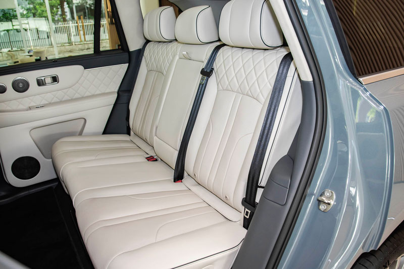 SUV dài hơn 5,1 mét, công suất 680 mã lực, giá 930 triệu đồng