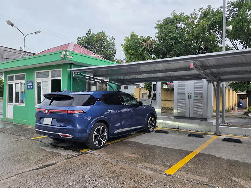 Chủ xe điện VinFast tự tin chinh phục hành trình dài nhờ hạ tầng sạc phủ rộng