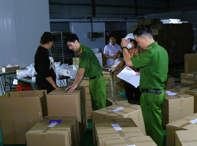 Bắt giám đốc Trần Lê Foods vì sản xuất thịt khô bò giả, thu giữ 2 tấn thành phẩm
