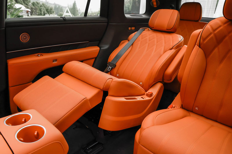 SUV dài hơn 5,3 mét, mạnh 571 mã lực, trang bị tối tân, giá gần 1,2 tỷ đồng 