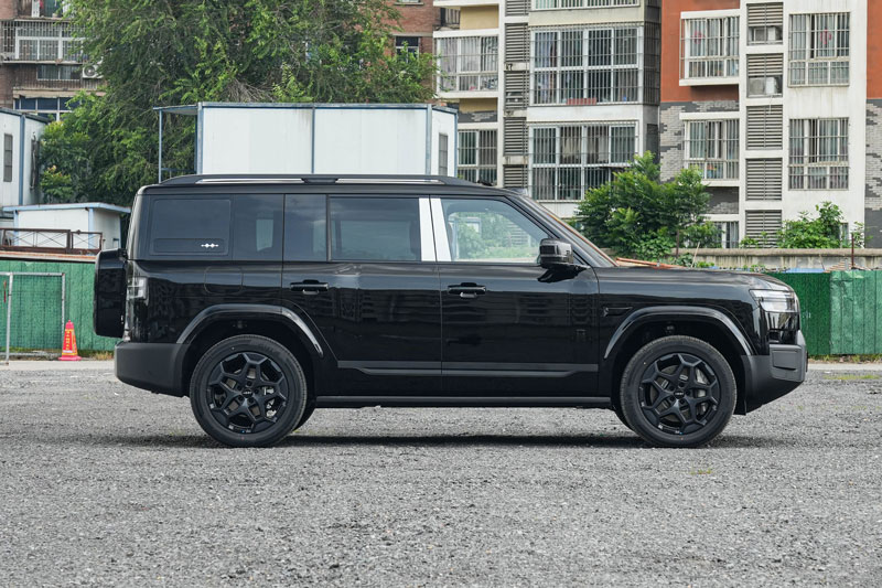 SUV địa hình dài 5 mét, công suất 489 mã lực, giá 760 triệu đồng