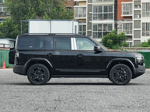 SUV địa hình dài 5 mét, công suất 489 mã lực, giá 760 triệu đồng
