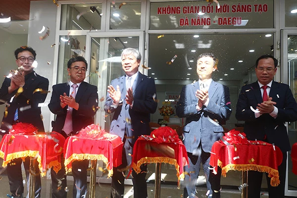 Thực hiện nghi thức khai trương Không gian trình diễn công nghệ và đổi mới sáng tạo TP Daegu (Hàn Quốc) tại Đà Nẵng. Thực hiện nghi thức khai trương Không gian trình diễn công nghệ và đổi mới sáng tạo TP Daegu (Hàn Quốc) tại Đà Nẵng.