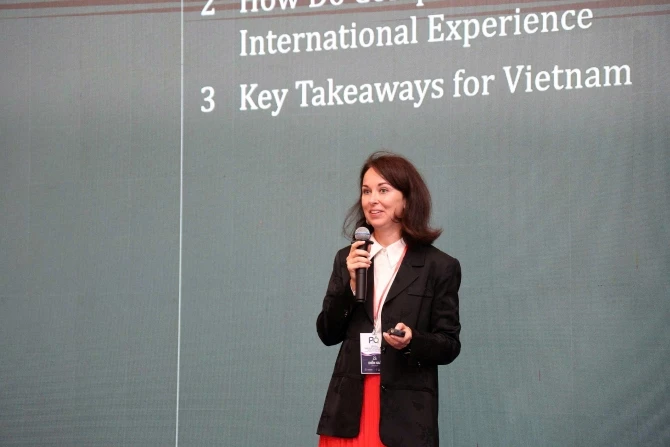 bà Yulia Dobrolyubova, Chuyên gia APO, Trưởng bộ phận Phát triển bền vững doanh nghiệp và Biến đổi khí hậu khu vực Châu Á - Thái Bình Dương  phát biểu tại Diễn đàn Năng suất và Chất lượng quốc gia 2026.