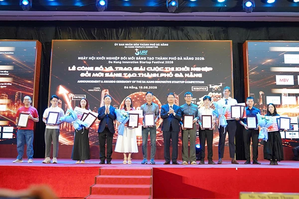 Trao thưởng cho các dự án đạt giải ở bảng Doanh nghiệp.