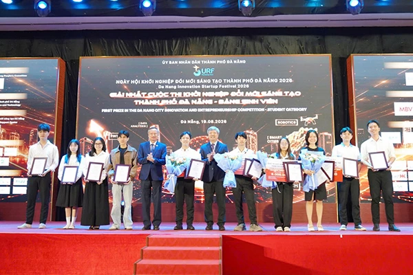Trao thưởng cho các dự án đạt giải ở bảng Sinh viên.
