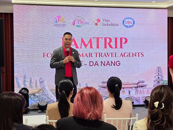 Ông Nguyễn Sơn Thuỷ trao đổi với các thành viên đoàn famtrip Myanmar.