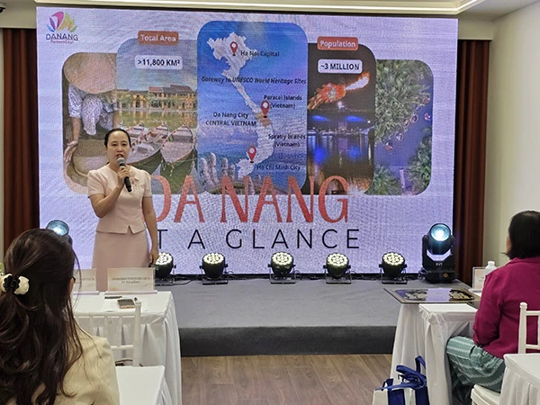 Phó Giám đốc Trung tâm Xúc tiến du lịch Đà Nẵng cập nhật với các đối tác Myanmar các chính sách ưu đãi mới nhất của thành phố dành cho du lịch MICE.