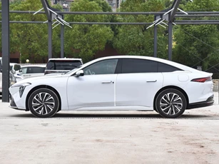 Xe điện dài hơn 5 mét, mạnh 383 mã lực, giá gần 700 triệu đồng