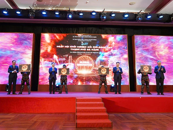 Thực hiện nghi thức khai mạc SURF 2026.