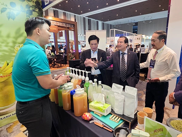 Ông Hà Văn Siêu (giữa) tham quan các gian trưng bày tại HORECFEX VIETNAM 2026.