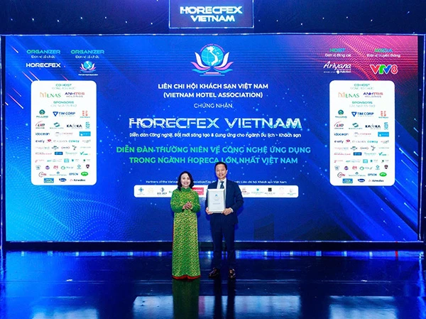 Bà Đỗ Thị Hồng Xoan, Chủ tịch Liên Chi hội Khách sạn Việt Nam, trao chứng nhận công nhận HORECFEX VIETNAM là “Diễn đàn thường niên về công nghệ ứng dụng trong ngành HORECA lớn nhất Việt Nam”.