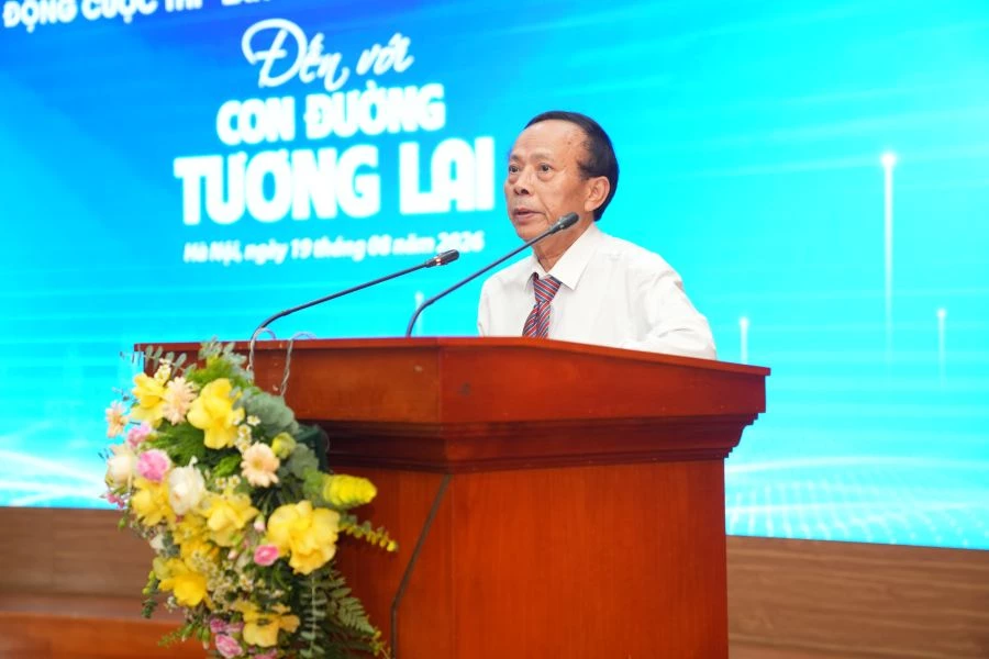 Nhà văn, nhà báo Hoàng Dự, Tổng Biên tập Thời báo Văn học nghệ thuật, Trưởng Ban tổ chức cuộc thi phát biểu khai mạc