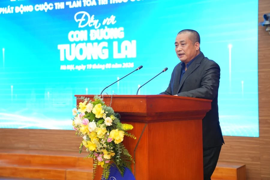 Nhà văn Nguyễn Xuân Tuấn - tác giả cuốn sách "Con đường tương lai" cảm ơn hội đồng cố vấn cuốn sách và bày tỏ sự xúc động trước sự quan tâm của đông đảo độc giả