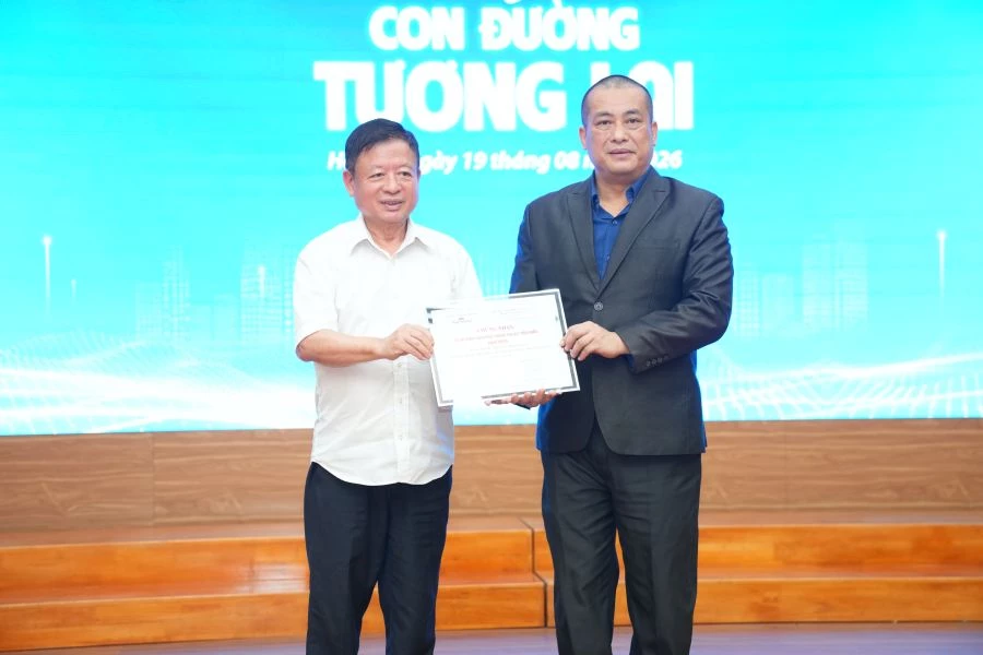 PGS.TS, Nhạc sĩ Đỗ Hồng Quân, Phó Chủ tịch không chuyên trách Mặt trận tổ quốc Việt Nam, Bí thư Đảng uỷ, Chủ tịch Liên hiệp các Hội Văn học nghệ thuật Việt Nam trao Bằng chứng nhận 15 sự kiện văn học nghệ thuật tiêu biểu năm 2025