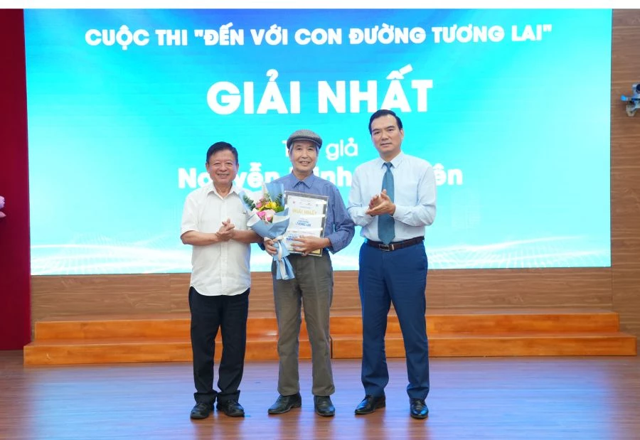 TS Nguyễn Minh Chung, Ủy viên Thường vụ, Trưởng ban Tuyên giáo Mặt trận Tổ quốc các Đoàn thể Trung ương; PGS.TS, Nhạc sĩ Đỗ Hồng Quân, Phó Chủ tịch không chuyên trách Mặt trận tổ quốc Việt Nam, Bí thư Đảng ủy, Chủ tịch Liên hiệp các Hội Văn học nghệ thuật Việt Nam trao giải Nhất cho Anh hùng lao động Minh Chuyên