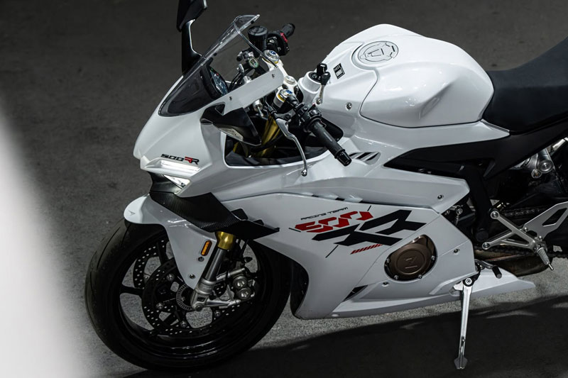 Môtô động cơ 4 xi lanh, giá gần 160 triệu đồng, cạnh tranh với Honda CBR500R