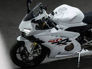 Môtô động cơ 4 xi lanh, giá gần 160 triệu đồng, cạnh tranh với Honda CBR500R