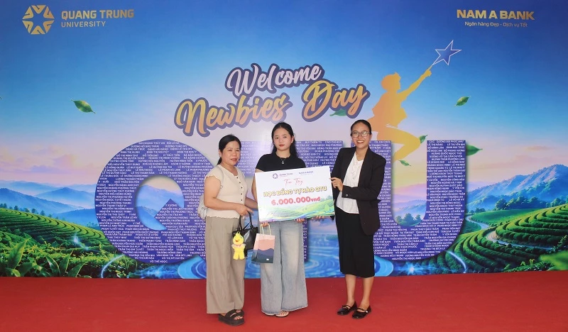 Đại diện Phòng Tuyển sinh và Truyền thông Trường Đại học Quang Trung trao học bổng cho tân sinh viên.