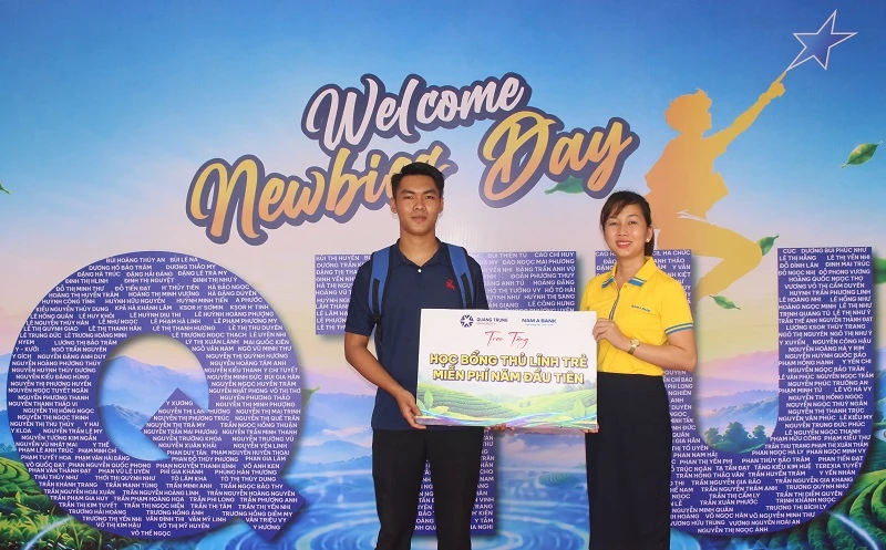Đại diện Nam A Bank trao học bổng cho tân sinh viên.