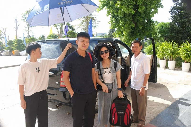 Phụ huynh và tân sinh viên rất vui khi được Trường Đại học Quang Trung bố trí xe đón từ bến xe về trường để làm thủ tục nhập học.