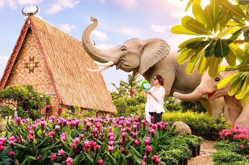 Không gian hoa hài hoà với các tiểu cảnh mang dấu ấn Tây Nguyên đẹp mắt. Không gian hoa hài hoà với các tiểu cảnh mang dấu ấn Tây Nguyên đẹp mắt.
