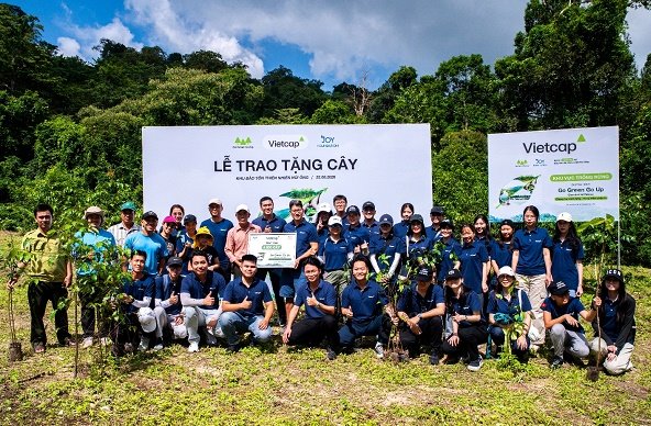 Vietcap tiếp tục trao tặng 8.000 cây xanh, khép lại Go Green Go Up mùa 2  