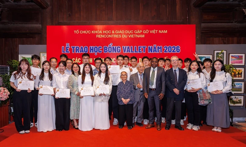 Ông Denis Fourmeau – Tùy viên Hợp tác Khoa học và Giáo dục đại học của Đại sứ quán Pháp tại Việt Nam cùng GS Trần Thanh Vân, GS Lê Kim Ngọc, TS Espéran Padonou – Phó Chủ tịch kiêm Giám đốc Quỹ Vallet chúc mừng các sinh viên, học viên và nghiên cứu viên được nhận học bổng. Ông Denis Fourmeau – Tùy viên Hợp tác Khoa học và Giáo dục đại học của Đại sứ quán Pháp tại Việt Nam cùng GS Trần Thanh Vân, GS Lê Kim Ngọc, TS Espéran Padonou – Phó Chủ tịch kiêm Giám đốc Quỹ Vallet chúc mừng các sinh viên, học viên và nghiên cứu viên được nhận học bổng.