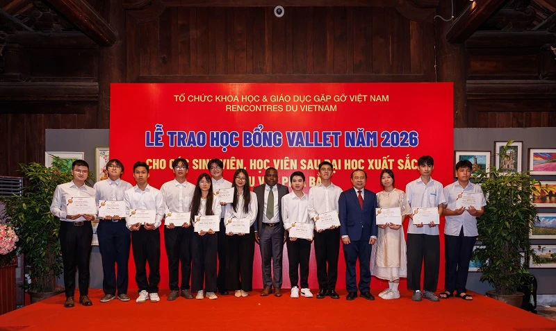 Bộ trưởng Bộ Khoa học và Công nghệ Vũ Hải Quân và TS Espéran Padonou – Phó Chủ tịch kiêm Giám đốc Quỹ Vallet trao học bổng. Bộ trưởng Bộ Khoa học và Công nghệ Vũ Hải Quân và TS Espéran Padonou – Phó Chủ tịch kiêm Giám đốc Quỹ Vallet trao học bổng.
