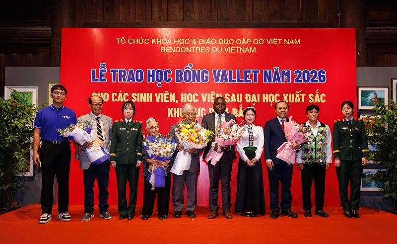 Sinh viên tặng hoa tri ân Bộ trưởng Vũ Hải Quân và Quỹ Học bổng Vallet vì những đóng góp bền bỉ trong hành trình nâng đỡ tài năng trẻ Việt Nam. Sinh viên tặng hoa tri ân Bộ trưởng Vũ Hải Quân và Quỹ Học bổng Vallet vì những đóng góp bền bỉ trong hành trình nâng đỡ tài năng trẻ Việt Nam.