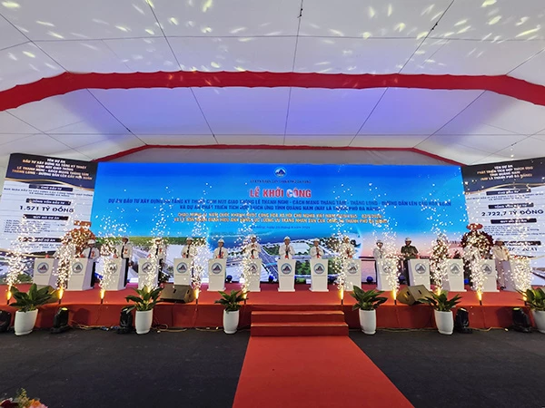 Thực hiện nghi thức khởi công hai dự án.