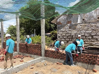 Xây nhà chống chịu thiên tai cho hộ gia đình khó khăn
