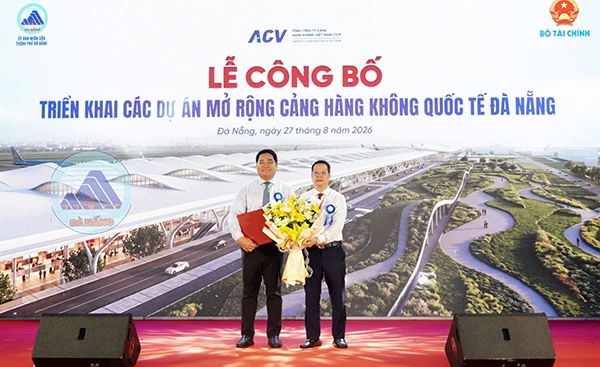 Chủ tịch UBND TP Đà Nẵng Nguyễn Mạnh Hùng trao Quyết định chấp thuận chủ trương đầu tư Dự án Cải tạo, mở rộng nhà ga hành khách T1 - Cảng hàng không quốc tế Đà Nẵng.